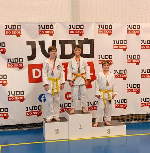 Obsah obr�zku osoba, oblečen�, judo, text

Obsah vygenerovan� umělou inteligenc� mů�e b�t nespr�vn�.